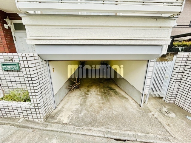 駐車場　入り口高さ約１．４ｍ