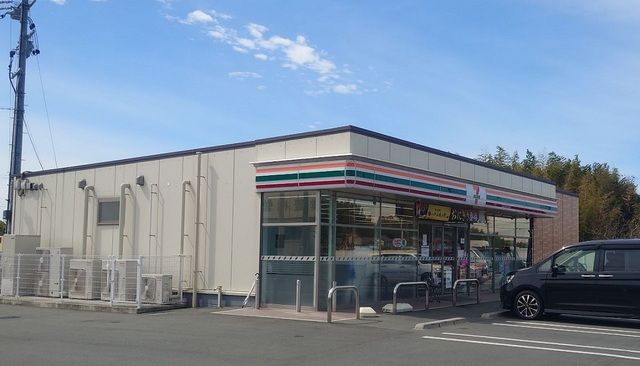 コンビニ　セブンイレブン（コンビニ）まで850m