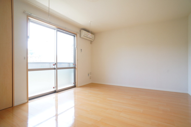 居室・リビング　南東向きの暖かな日差しが入ります♪