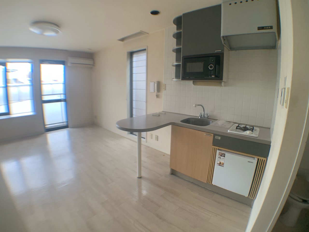 居室・リビング　窓が多く明るいリビングです♪