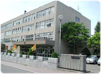 小学校　札幌市立ひばりが丘小学校（小学校）まで605m