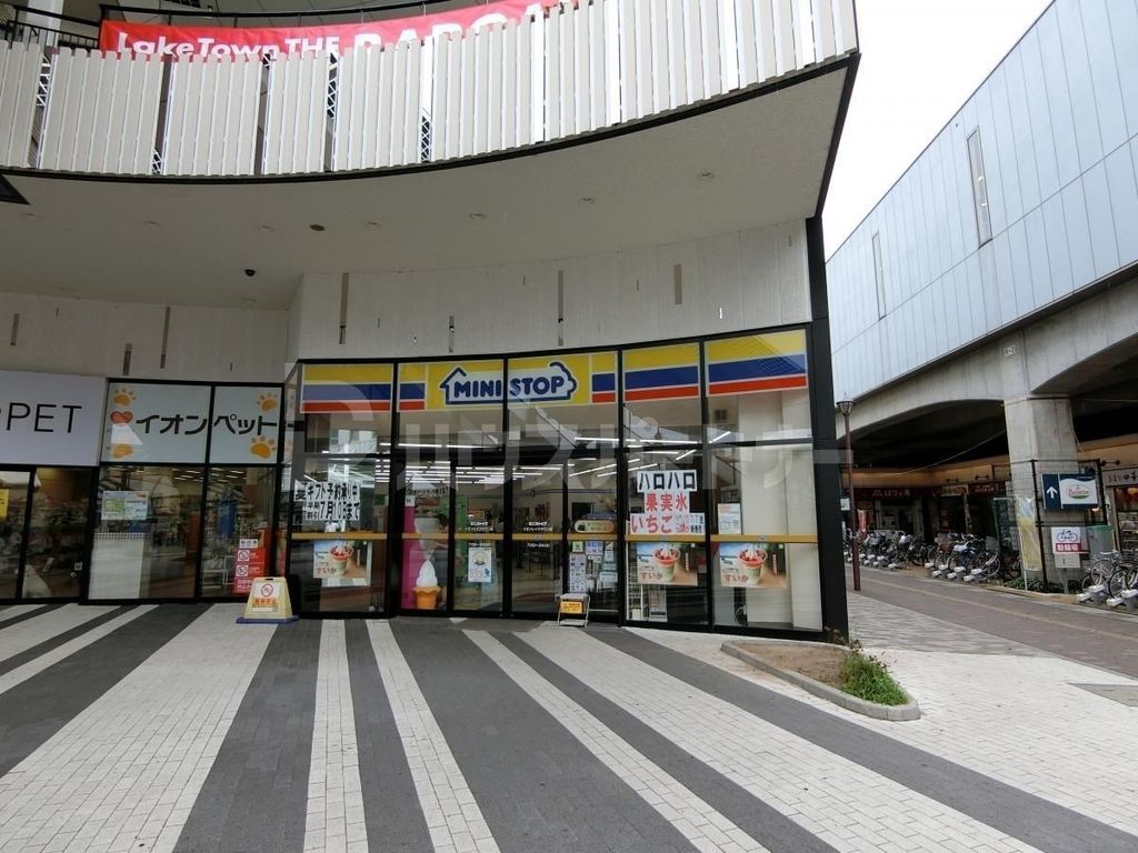 コンビニ　ミニストップイオンレイクタウン店（コンビニ）まで730m