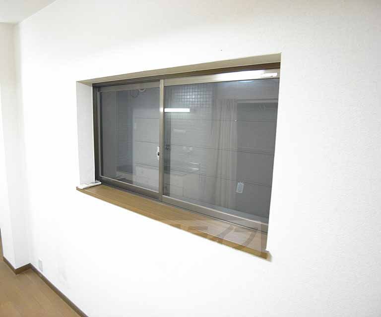 その他設備　窓の前には床下収納も付いてますよ