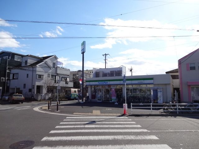 コンビニ　ファミリーマート日吉本町駅前店（コンビニ）まで820m