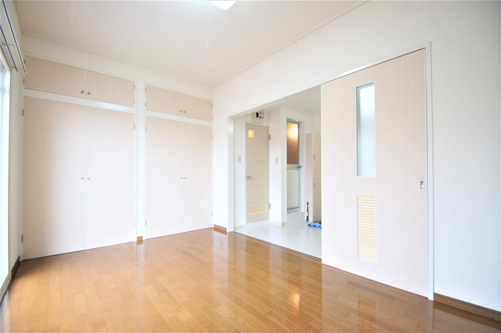 居室・リビング　洋室７．５帖、天井の照明器具は備え付けです。