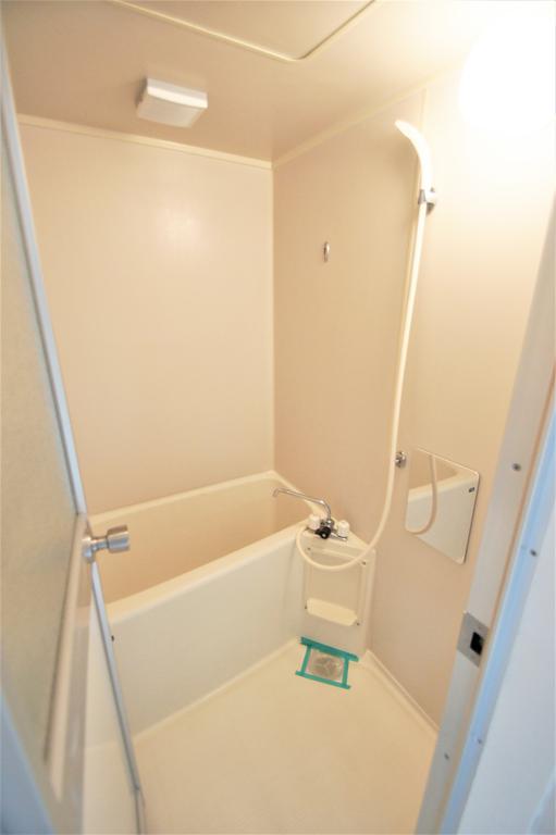 バス・シャワールーム　バストイレ別です。嬉しい鏡付き！