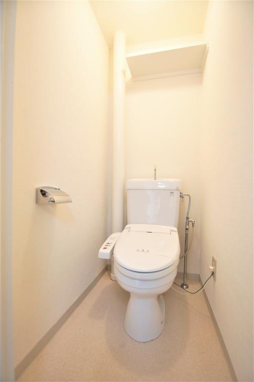 トイレ　トイレは温水洗浄機能付きです。上部に小棚があります。