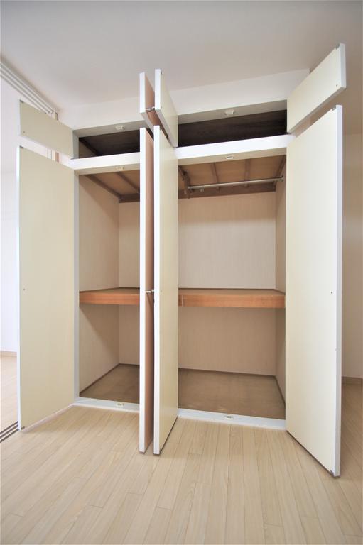 収納　テンションバーがあり、物だけでなく洋服も収納できます。