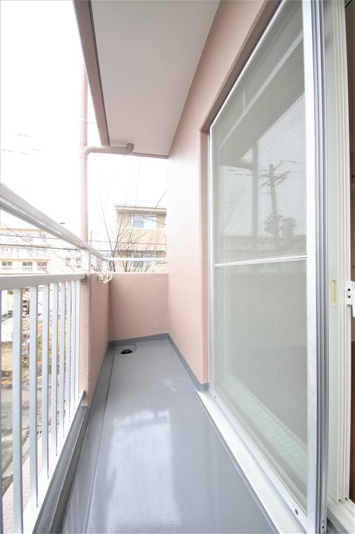 バルコニー　窓は二重サッシになっており、防音・断熱に優れます。