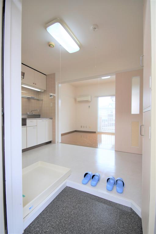 玄関　玄関から見たお部屋