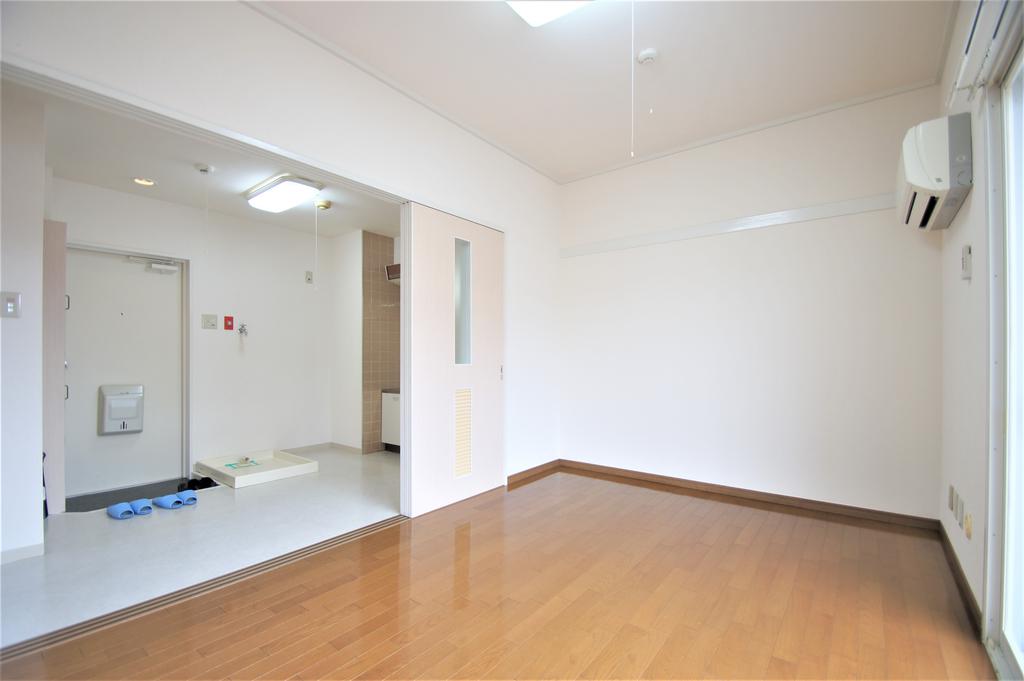 居室・リビング　洋室７．5帖、天井の照明器具は備え付けです。