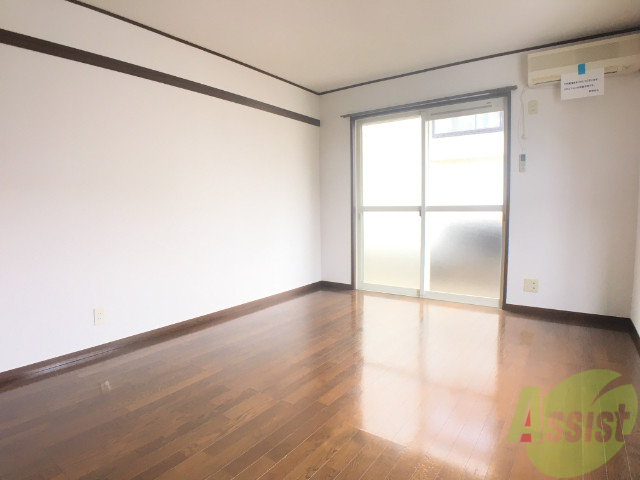 居室・リビング　部屋も広くて奥行きがあってとてもいい部屋ですね。