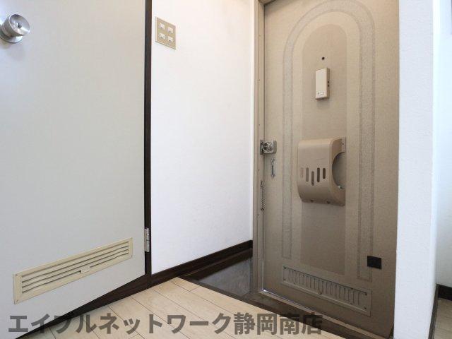 【静岡市駿河区小黒のアパートの玄関】