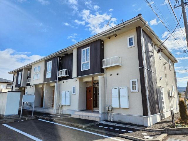 柴田郡柴田町槻木白幡のアパートの建物外観