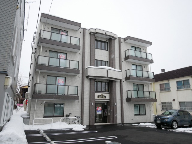 札幌市西区八軒七条東のマンションの建物外観