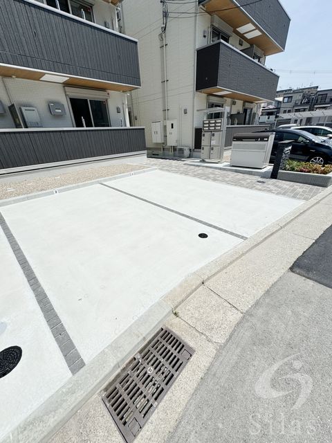 【神戸市兵庫区金平町のアパートの駐車場】