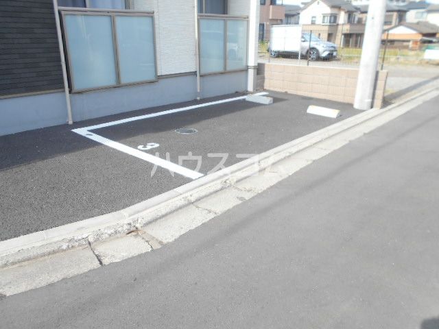 【座間市南栗原のアパートの駐車場】