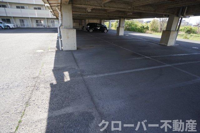 【グランシャトー青山北棟の駐車場】