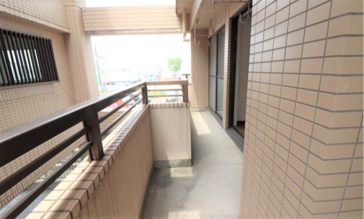 バルコニー　バルコニーからの眺めを楽しみながら食事をしませんか