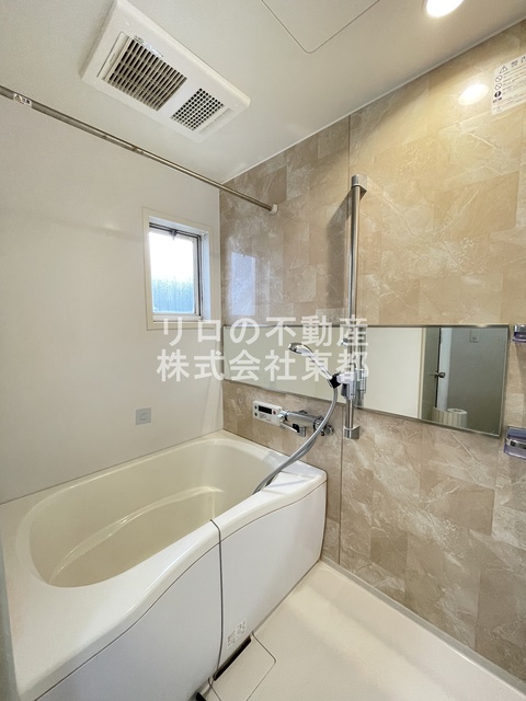 バス・シャワールーム　雨の日のお洗濯だけでなく、カビ予防にも大活躍の浴室乾燥機付♪