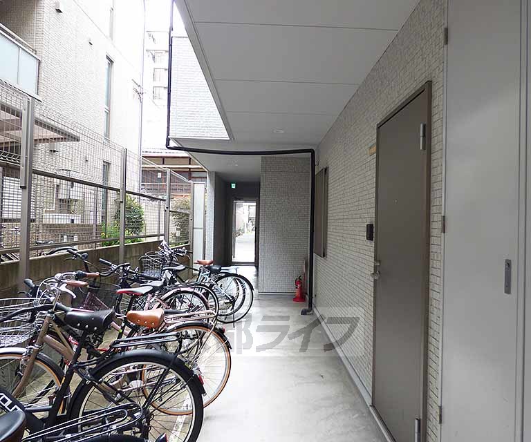 【京都市上京区笹屋４丁目のマンションのエントランス】