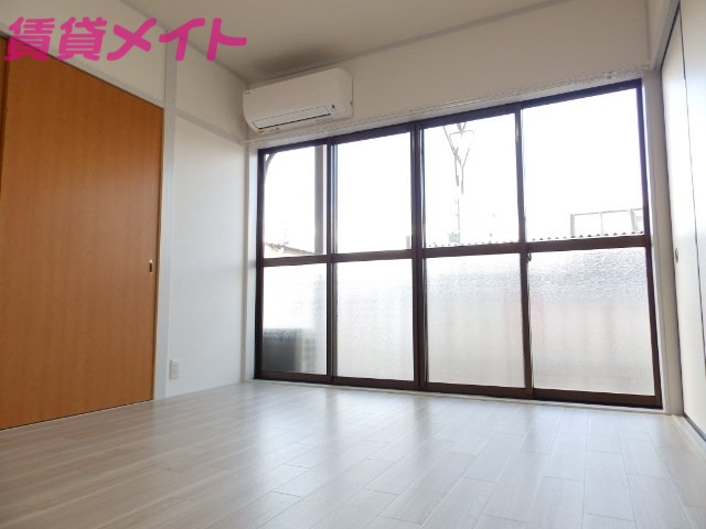 居室・リビング　同物件別室写真