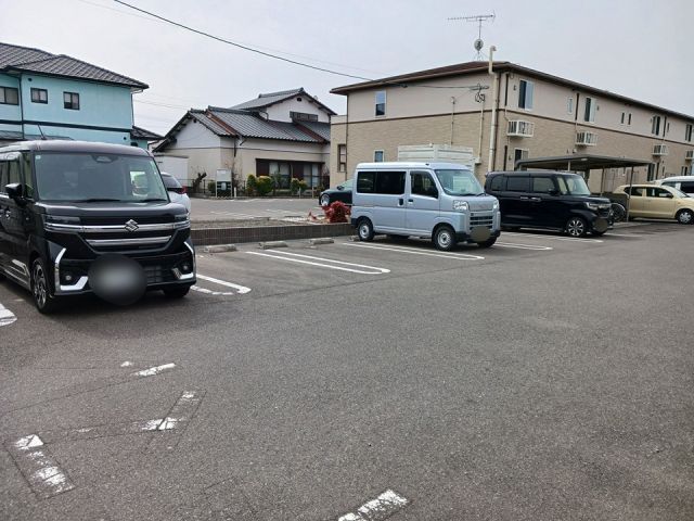 【フェリーチェIIの駐車場】