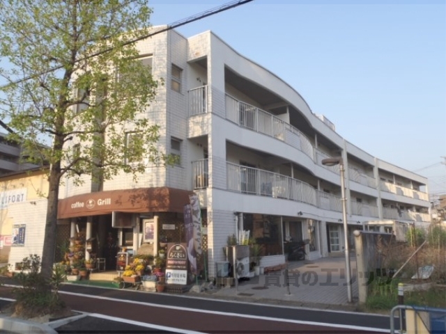 京都市西京区大枝中山町のマンションの建物外観