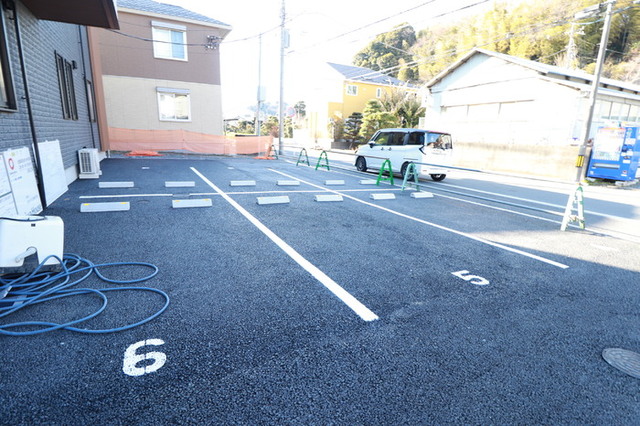 【エルデ大倉山の駐車場】