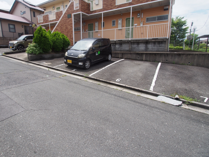 【奈良市左京のアパートの駐車場】