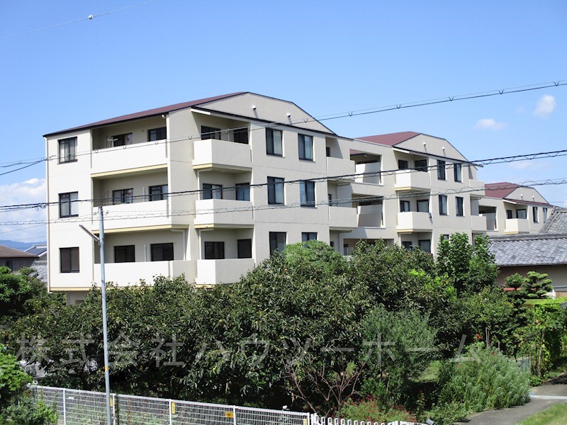 城陽市寺田のマンションの建物外観