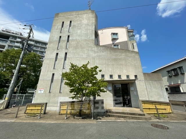 【京都市伏見区石田桜木のマンションの建物外観】