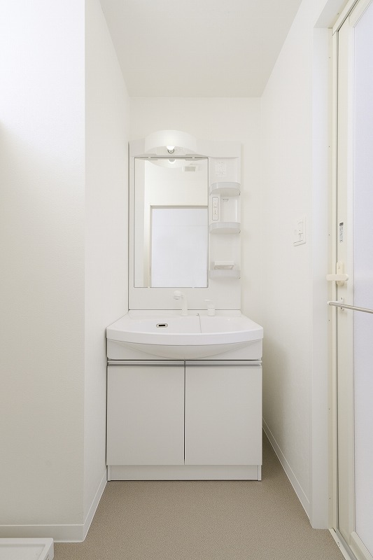 洗面設備　朝の支度にも助かる、独立の洗髪洗面化粧台