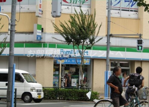 コンビニ　ファミリーマート南台二丁目店（コンビニ）まで700m