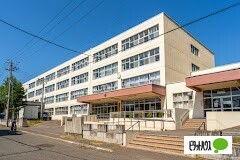 中学校　札幌市立琴似中学校（中学校）まで1037m