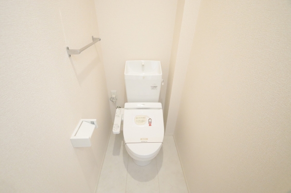 トイレ　温水シャワー付きトイレです