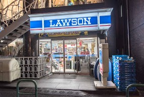 コンビニ　ローソン 南青山二丁目店（コンビニ）まで54m