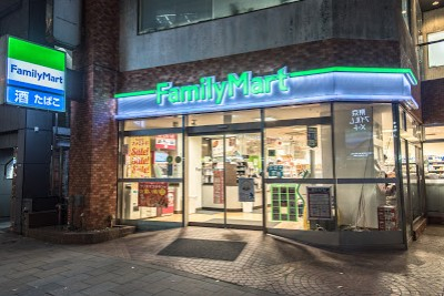 コンビニ　ファミリーマート北青山一丁目店（コンビニ）まで418m