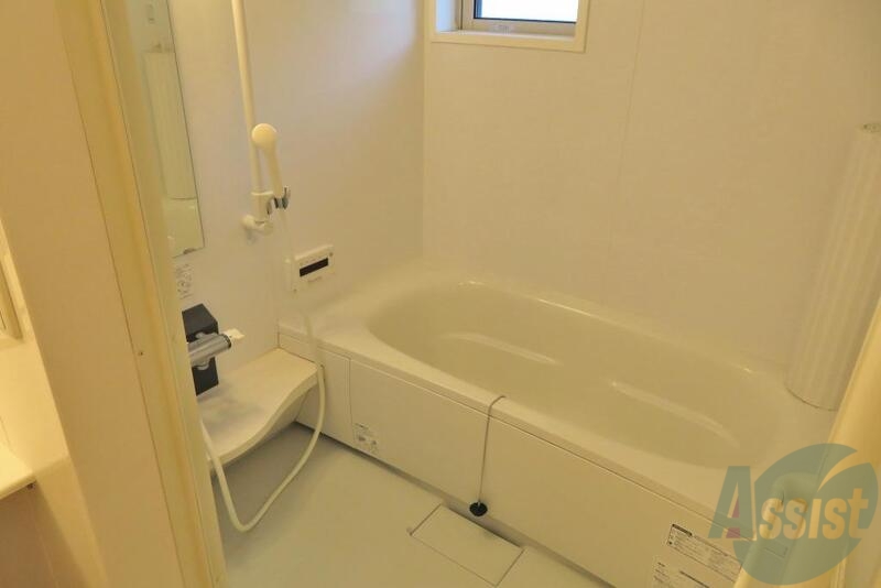 バス・シャワールーム　バスタブもゆったりで一日の疲れが取れそうです。