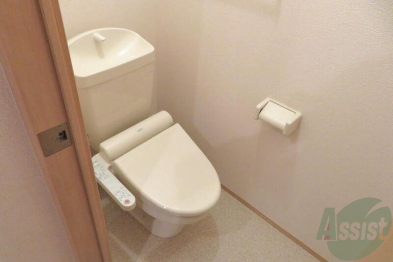 トイレ　バス・トイレ別、温水洗浄便座付きで快適です。