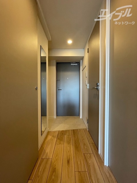 玄関　玄関全身鏡があります。