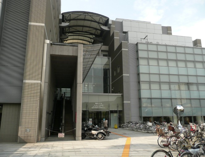 図書館　足立区立中央図書館（図書館）まで342m