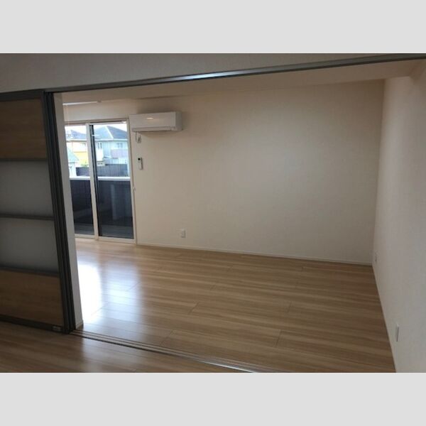 居室・リビング　301号室、12.4帖LDK