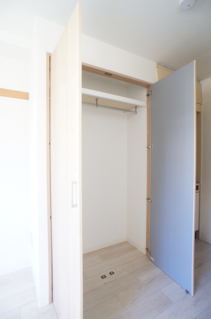 収納　パイプハンガーがあるのでたたまず衣類を掛けることができます♪