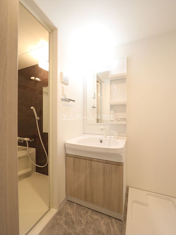 洗面設備　脱衣所　独立洗面台（シャンプードレッサー付）