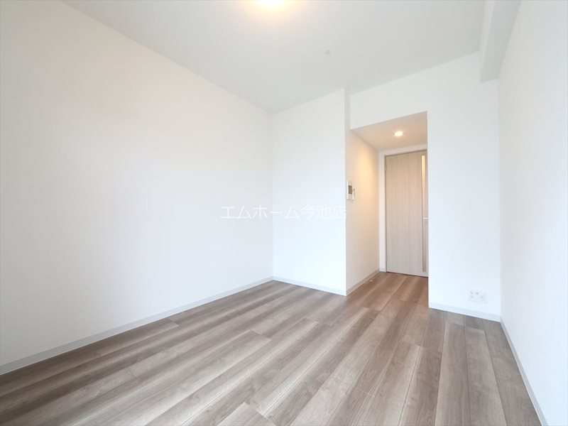 居室・リビング　洋室7.4帖　エアコン完備　バルコニーに面しています