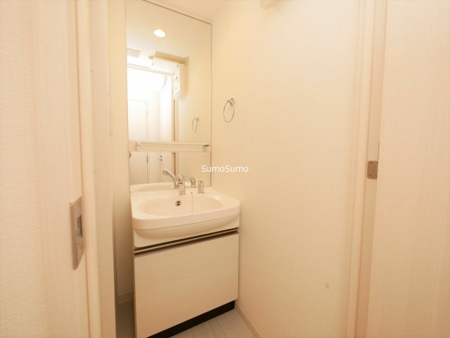 洗面設備　明るい洗面所です