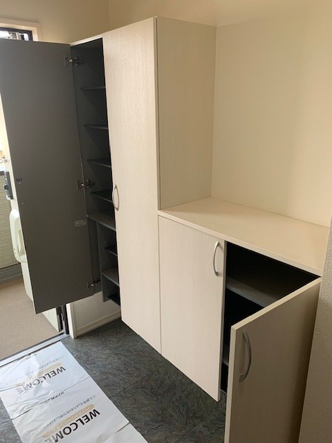 玄関　収納たっぷりの下駄箱付