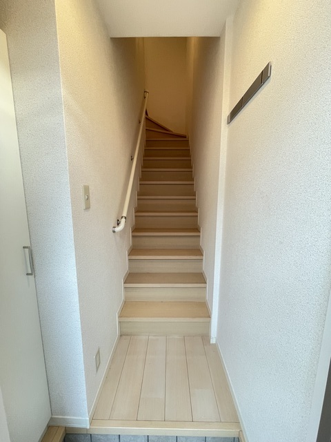 玄関　１階玄関階段から２階のお部屋に入ります♪