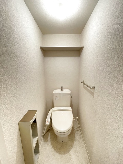 トイレ　収納棚付きのスッキリとしたトイレ空間☆